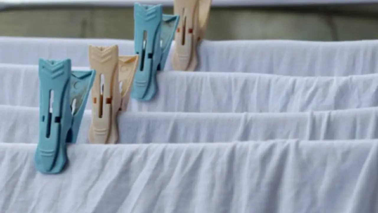 L’errore comune che fai quando stendi le lenzuola e che allunga i tempi di asciugatura