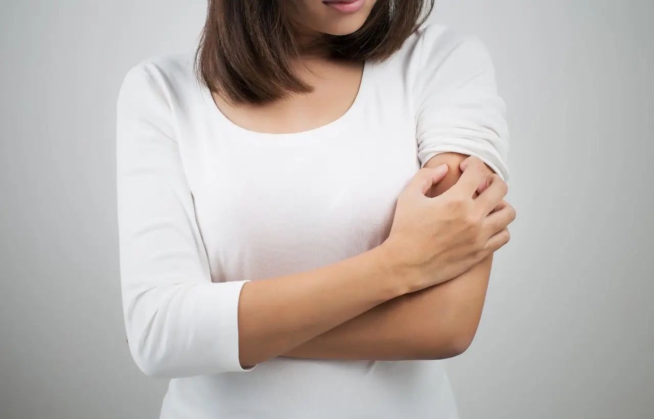 Ti pizzica la pelle e hai prurito ogni volta che esci? Potresti soffrire di questa allergia rara